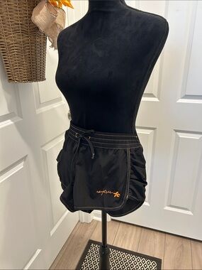 raya sun Women’s Black Athletic Shorts with Orange Logo Stitching. Size Large